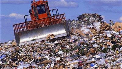 كيف ينظم القانون إدارة المخلفات داخل المنشآت الصناعية؟
