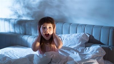 من الكوابيس إلى المشكلات الصحية.. أسباب توقظ طفلك ليلًا وهو يصرخ