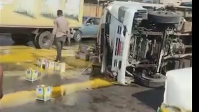 إصابة سائق وانقلاب سيارة نقل محملة بالسمن أمام موقف دمنهور وتعطل الحركة بالطريق الزراعي