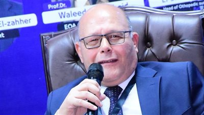 رئيس جامعة سوهاج يستعرض أحدث تقنيات جراحات الأعصاب الدقيقة