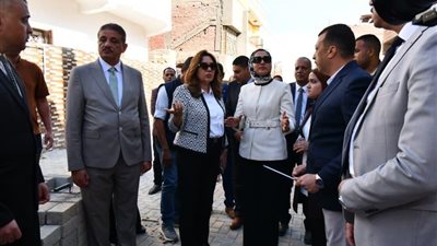 وزيرة التنمية المحلية تتفقد تطوير الموقف الإقليمي بالخارجة ورفع كفاءة الطرق الداخلية