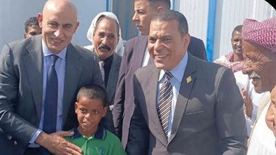 وزير التعليم يكرم الطالب عمر منصور خلال زيارته حلايب وشلاتين.. ما الأسباب؟