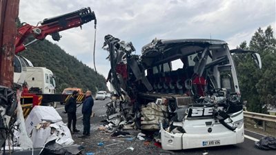 ارتفاع قتلى تصادم شاحنة وحافلة في تركيا إلى 11 شخصًا