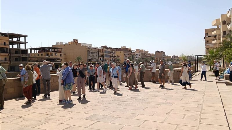 سياح العالم داخل