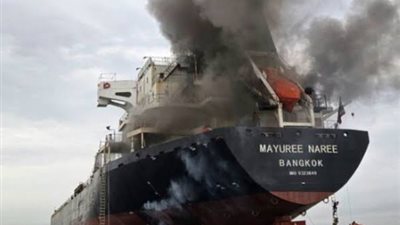 مقذوف مجهول يشعل ناقلة نفط في مضيق هرمز.. ونجاة 11 بحارًا هنديًا