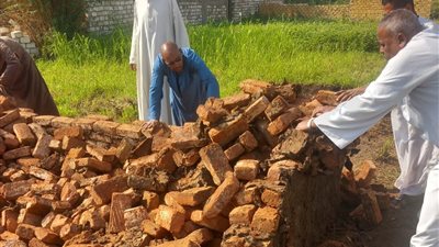 إزالة تعديات على 200 متر من الأراضي الزراعية بأرمنت وفك شدات خرسانية