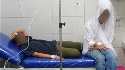 بسبب وجبة من مطعم شهير.. إصابة أسرة كاملة باشتباه تسمم غذائي بالفيوم
