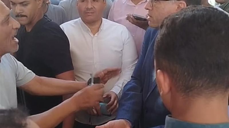 زيارة محافظ قنا للسوق