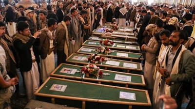 الحوثيون يشيعون 279 من مسلحيهم .. وأسر تتهم الجماعة بالتخلي عن أبنائها