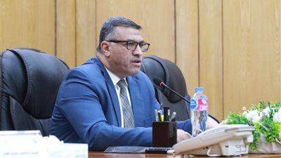 محافظ قنا: رصف شوارع الكنوز والمخبز الآلي بعد الانتهاء من تغيير كابلات 