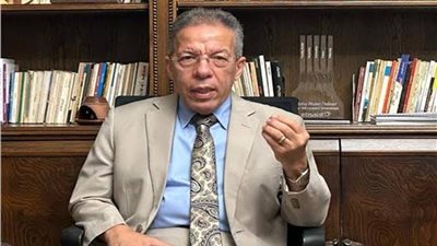 هل يلتحق طلاب أدبي بكليات الطب؟.. نقيب الأطباء يكشف واقعة أثارت الجدل