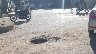 كارثة محتملة وسط مدينة الأقصر.. مطبق صرف صحي دون غطاء يهدد حياة المارة