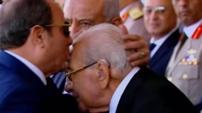 قبّل الرئيس عبد الفتاح