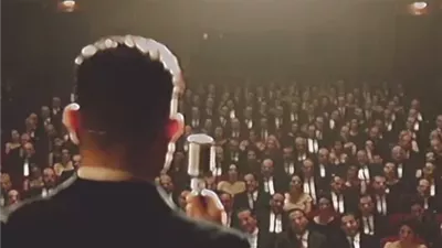 أحمد سعد يشوق جمهوره بصورة غامضة من أمام أوركسترا ضخمة.. «قريبًا»