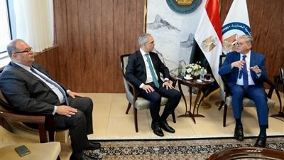 وزير البترول يبحث مع 