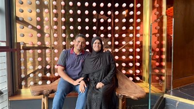 ابن قرية أم الحويطات يتصدر الترند.. ويحقق حلم والدته بالسفر الي لندن 