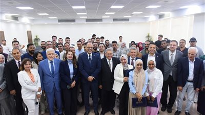 وزير العمل يسلّم شهادات تدريب على مهنة 