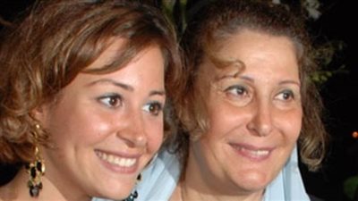 أشرف زكي ينفي وفاة زيزي مصطفي: حية ترزق