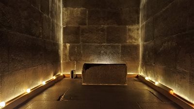 باستخدام أحدث تقنيات نظم الإضاءة الصديقة للبيئة.. تحديث نظام الإضاءة الداخلية لأهرامات الجيزة