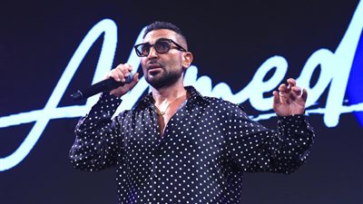 أحمد سعد يثير الجدل بإطلالة تتجاوز 89 ألف جنيه في حفله بالساحل