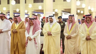 نائب أمير منطقة الرياض يؤدي صلاة الميت على الأمير 