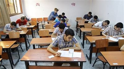 طلاب الثانوية يبدأون امتحان الرياضيات البحتة للدور الثاني