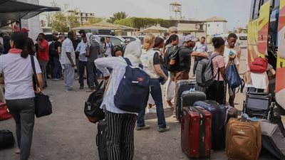 أنا راجع بلدي وأحبابي.. لحظة انطلاق قطار السودانيين من محطة رمسيس 