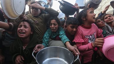 غارات ومجاعة في غزة.. الاحتلال يُصعّد والموت يحاصر الأطفال جوعًا ونارًا