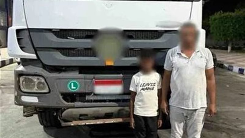 طفل يقود سيارة نقل