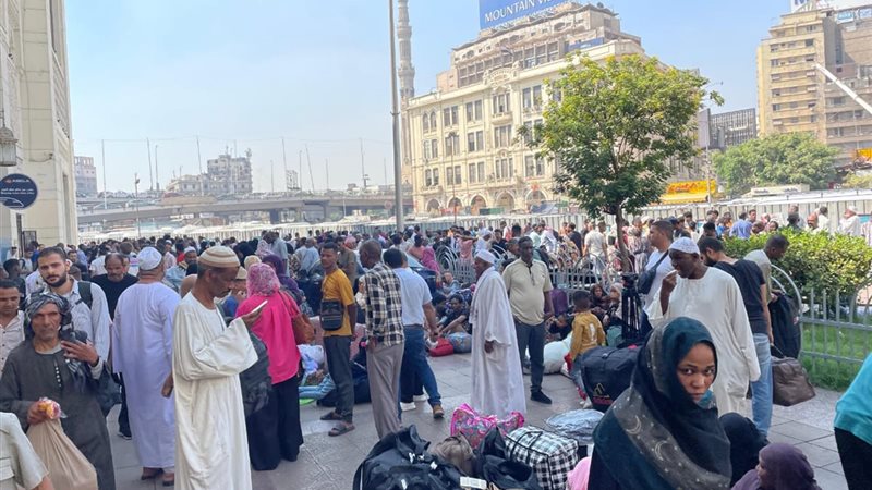 مئات السودانيين في