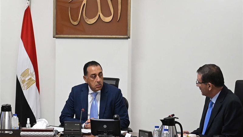 رئيس الوزراء يتابع