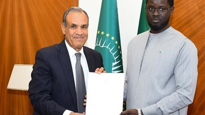 وزير الخارجية يُسلّم رسالة من الرئيس السيسي إلى نظيره السنغالي