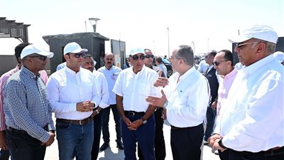 مدبولي يتفقد محطة لتحلية مياه البحر بالعلمين الجديدة