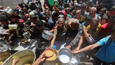 خدعة الموت.. الاحتلال يفتح الطرق ويقصف المحتاجين للمساعدات في غزة