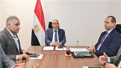 وزير الري يتابع أعمال إزالة الحشائش وورد النيل والتعديات على مجرى النهر