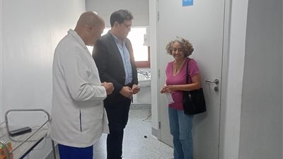 وزير الثقافة يزور الكاتب صنع الله إبراهيم بعد نقله إلى معهد ناصر للاطمئنان على صحته