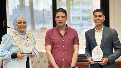 نموذج يُدرّس في الإرادة.. نائب محافظ سوهاج يُكرم أمًا وابنها لتفوقهما معًا في الثانوية العامة