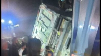 حادث مروع.. تفاصيل انقلاب تريلا فوق سيارتين ملاكي أعلى دائري الأوتوستراد (صور)