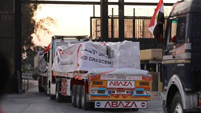 إدخال 143 شاحنة مساعدات ضمن القافلة الـ22 للفلسطينيين بقطاع غزة