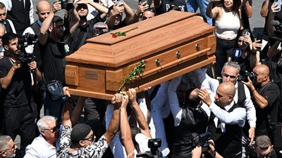 توافد فني واسع لتقديم العزاء لفيروز في رحيل زياد الرحباني