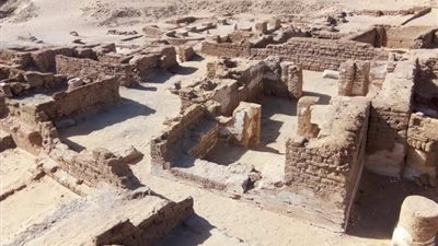 الكشف عن أطلال لمباني سكنية وكنائس ومقابر بمنطقة آثار واحات الخارجة الإسلامية والقبطية بالوادي الجديد