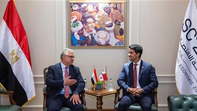 رئيس المنطقة الاقتصادية لقناة السويس يستقبل سفير جمهورية بنما بالقاهرة لتعزيز التعاون 