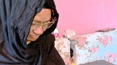 قاهرة الأمية.. محافظ أسوان يشيد بالسيدة فاطمة على محمد 76 عامًا