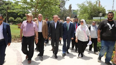 مستشار رئيس الجمهورية ومحافظ القاهرة يتابعان تطوير حديقة الأزبكية