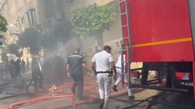 الدفع بـ 10 سيارات إطفاء للسيطرة على حريق نشب داخل مخازن أدوية بمصر الجديدة
