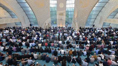 مساجد الغرب بين توحيد الصفوف وتعدد المذاهب.. صراع الهوية في منابر الاغتراب