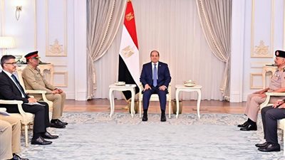 الرئيس السيسى يبحث مع رئيس هيئة الأركان الباكستانى تعزيز التعاون العسكرى