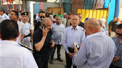 محافظ القاهرة يشرف على أعمال نقل الباعة الجائلين المتواجدين بجوار حديقة الأزبكية إلى جراج العتبة