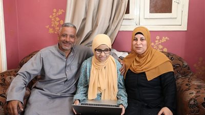 وزارة الاتصالات تسلم الطالبة هاجر الأولى على الثانوية الأزهرية مكفوفين 