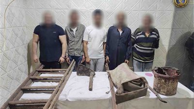 الدجال وعدهم بالكنز.. اعترافات عصابة تنقيب عن الآثار في حدائق القبة